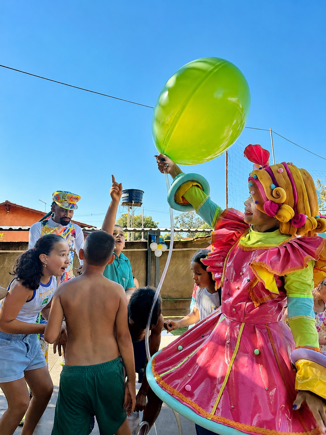 Recreação infantil com balões e animadores brincando com crianças em Goiás