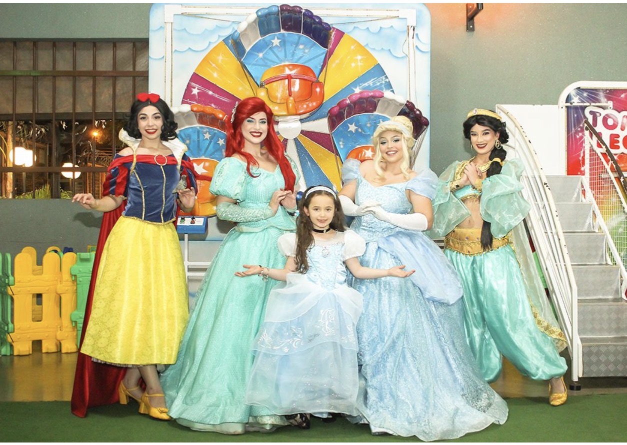 Princesas para festa infantil: Branca de Neve, Ariel, Cinderela e Jasmine com a aniversariante em festa infantil